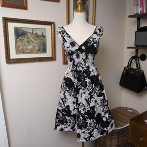 Speed Control Monochrome Floral Midi Dress